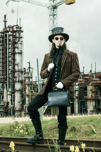 Giovane Uomo Indossato Stile Steampunk Posa Sfondo Industriale — Foto Stock