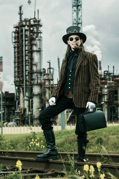 Joven Vestido Estilo Steampunk Posando Sobre Fondo Industrial —  Fotos de Stock