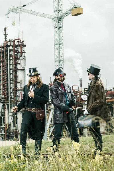 Tre Uomini Stile Steampunk Sullo Sfondo Industriale — Foto Stock