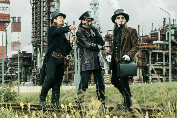 Tři Muži Steampunkovém Stylu Stojící Průmyslovém Pozadí — Stock fotografie