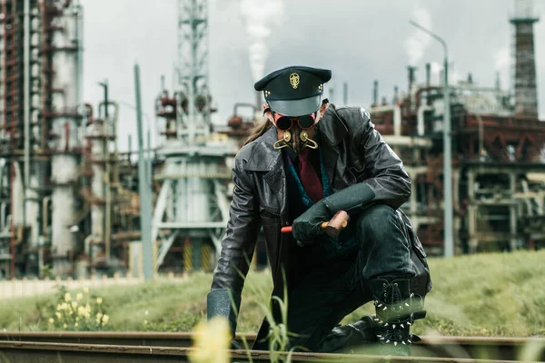 Jovem Com Martelo Desgastado Estilo Steampunk Trabalhando Ferrovia Perto Fábrica — Fotografia de Stock