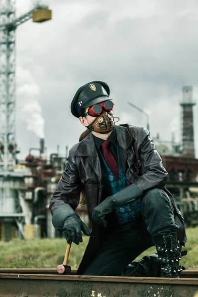 Joven Con Martillo Estilo Steampunk Trabajando Ferrocarril Cerca Fábrica —  Fotos de Stock