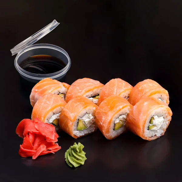 Tradycyjne Pyszne Świeże Sushi Roll Zestaw Czarnym Tle Odbiciem Sushi — Zdjęcie stockowe