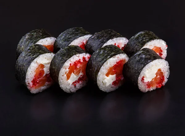 Tradycyjne Pyszne Świeże Tobiko Sake Sushi Roll Zestaw Czarnym Tle — Zdjęcie stockowe