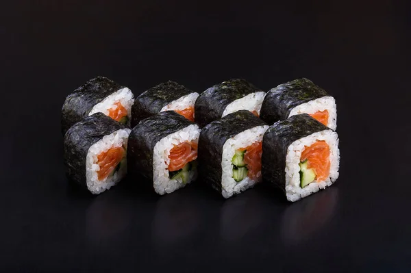 Tradycyjne Pyszne Świeże Krewetki Maki Sushi Roll Zestaw Czarnym Tle — Zdjęcie stockowe