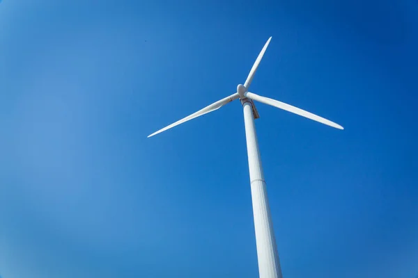 Wind Turbine Generating Electricity Blue Sky Background — Stock Photo, Image