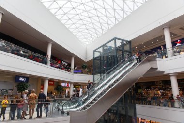 Grodno, Belarus - 01 Eylül 2020: Müşteriler Triniti alışveriş merkezinde yürüyor