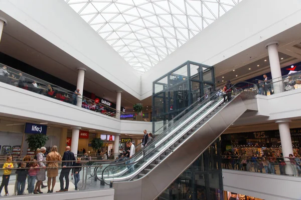 Grodno Bielorrússia Setembro 2020 Compradores Caminham Centro Comercial Triniti — Fotografia de Stock