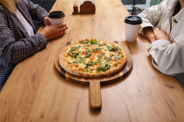 カフェで伝統的なイタリアのピザやお茶を飲む友人のクローズアップイメージ — ストック写真