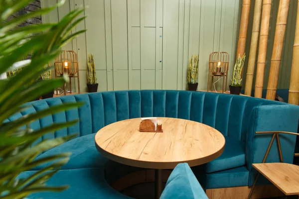 Grande Sofá Redondo Azul Para Uma Grande Empresa Torno Uma — Fotografia de Stock