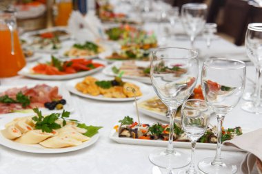 Düğün ya da başka bir etkinlik yemeği için masa hazır. Hizmet kavramı. Kutlama. Yıldönümü. Düğün.