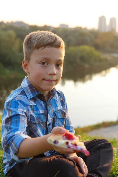 Boy Offers Piece Pizza Picnic Grass Boy Have Dinner Sweet — Stock Photo, Image