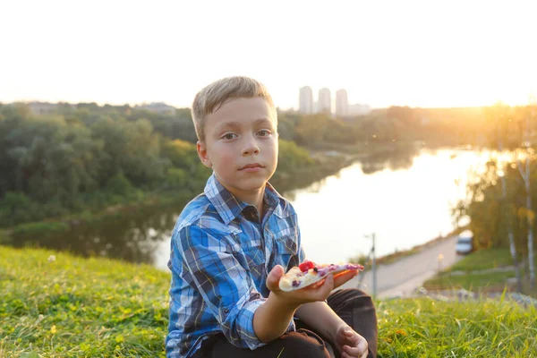 Pojken Erbjuder Bit Pizza Picknick Gräset Pojken Äter Middag Med — Stockfoto