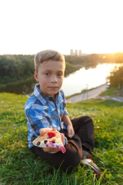 Pojken Erbjuder Bit Pizza Picknick Gräset Pojken Äter Middag Med — Stockfoto