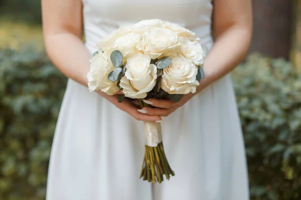 Vacker Bröllopsbukett Händerna Bruden — Stockfoto
