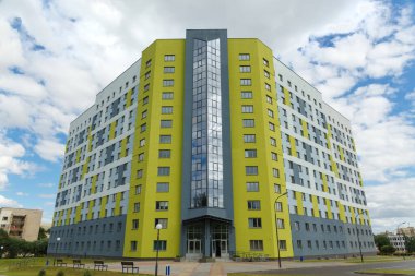 Şehir caddesinde çok katlı, modern bir ev.