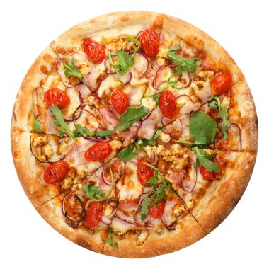 Beyaz zemin üzerinde Mozzarella, biber, domates, soğan, zeytin ve roka bulunan lezzetli klasik İtalyan pizzası. Dilimlenmiş. Üst görünüm.