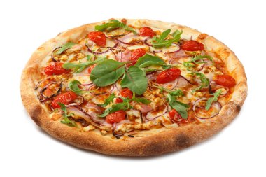 Beyaz zemin üzerinde Mozzarella, biber, domates, soğan, zeytin ve roka bulunan lezzetli klasik İtalyan pizzası. Yan görünüm.