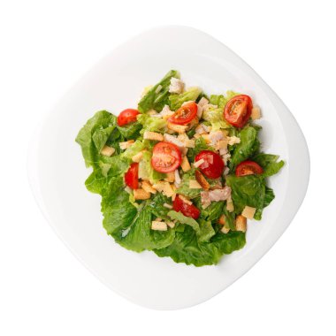 Beyaz arka planda izole edilmiş tavuklu taze sezar salatası.