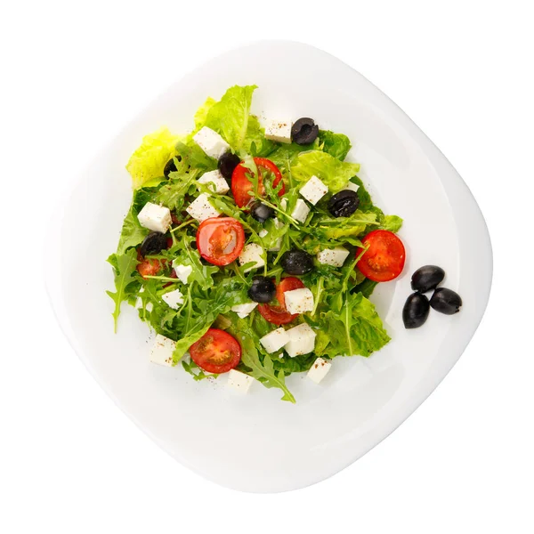 希腊色拉 白色底盘上有番茄酱 樱桃西红柿 胡椒和黄瓜 背景为白色 — 图库照片