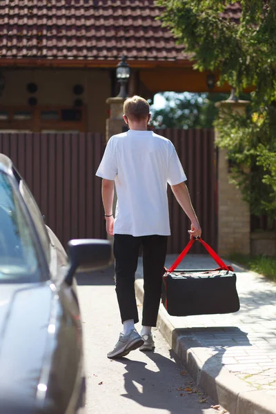 Jeune Livreur Marchant Avec Sac Thermique Nuit Dans Rue Ville — Photo