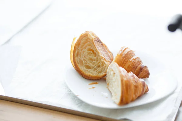 Frissen Sült Croissant Fehér Tányéron Darabokra Vágva — Stock Fotó