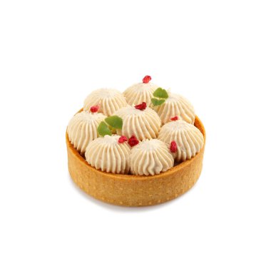 Beyaz arka planda kremalı mini tart, yakın plan.