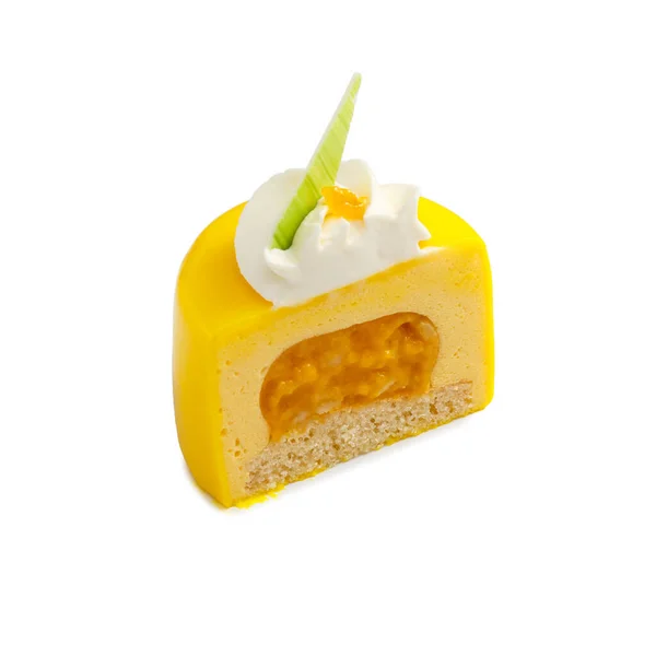 Hälften Glaserad Citron Mini Tårta Med Grädde Isolerad Vit Bakgrund — Stockfoto