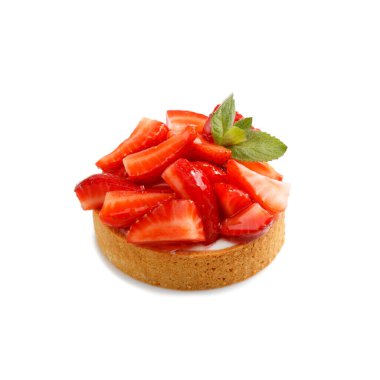 Çilekli mini tart beyaz arka planda izole edilmiş, yakın plan.