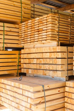 Kereste atölyesinde kereste yığınları. Dışarıdaki bir kereste fabrikasının tahtalarını kesmek için depo. Tahta kereste yığını boş inşaat malzemesi. Kereste Endüstrisi.