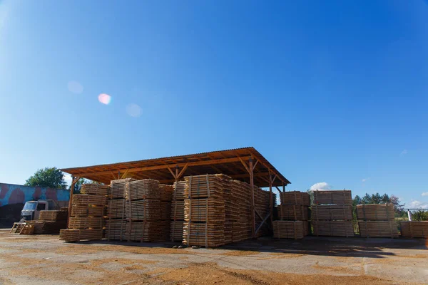 Kereste atölyesinde kereste yığınları. Dışarıdaki bir kereste fabrikasının tahtalarını kesmek için depo. Tahta kereste yığını boş inşaat malzemesi. Kereste Endüstrisi.