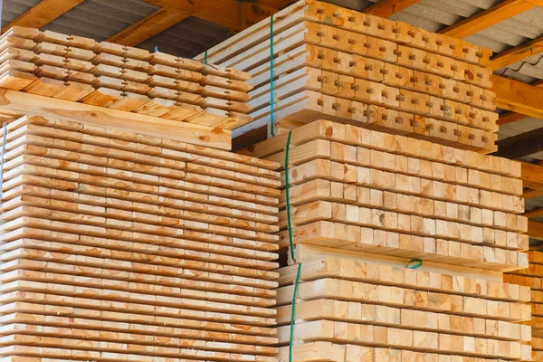 锯木厂的一堆木板 室外锯木厂锯木板的仓库 木制木柴堆栈 木料为空白建筑材料 木材业 — 图库照片