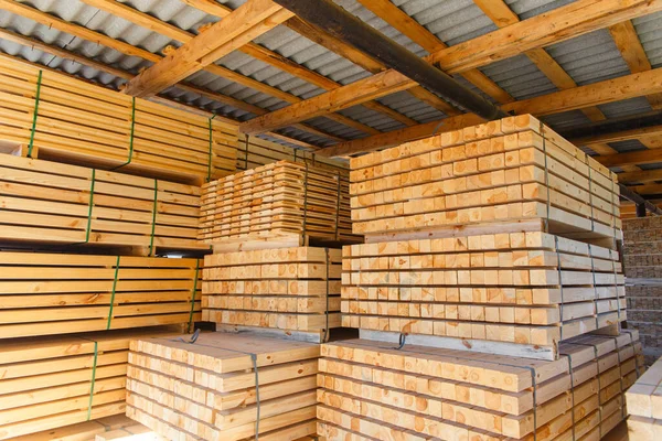 Kereste atölyesinde kereste yığınları. Dışarıdaki bir kereste fabrikasının tahtalarını kesmek için depo. Tahta kereste yığını boş inşaat malzemesi. Kereste Endüstrisi.