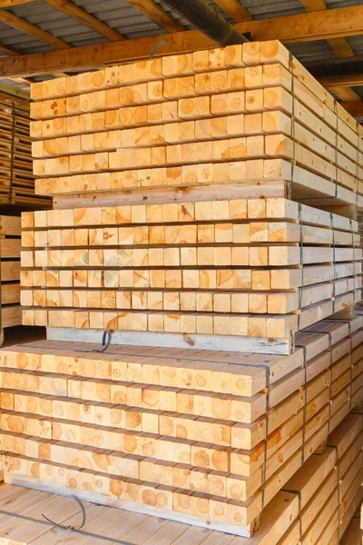 Kereste atölyesinde kereste yığınları. Dışarıdaki bir kereste fabrikasının tahtalarını kesmek için depo. Tahta kereste yığını boş inşaat malzemesi. Kereste Endüstrisi.