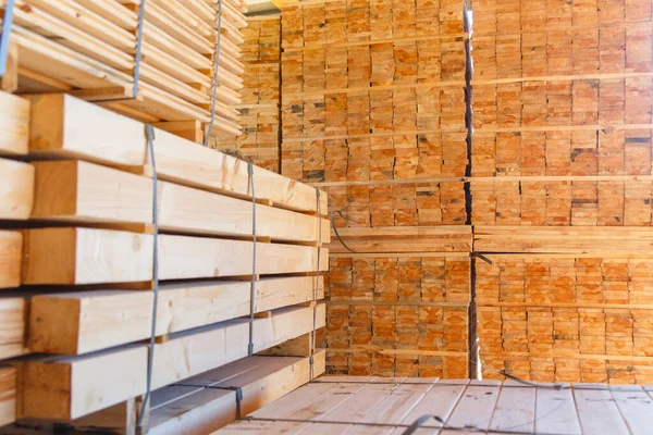 Kereste atölyesinde kereste yığınları. Dışarıdaki bir kereste fabrikasının tahtalarını kesmek için depo. Tahta kereste yığını boş inşaat malzemesi. Kereste Endüstrisi.