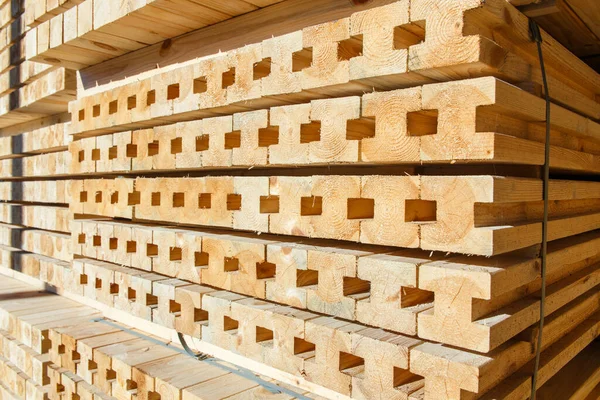 Kereste atölyesinde kereste yığınları. Dışarıdaki bir kereste fabrikasının tahtalarını kesmek için depo. Tahta kereste yığını boş inşaat malzemesi. Kereste Endüstrisi.