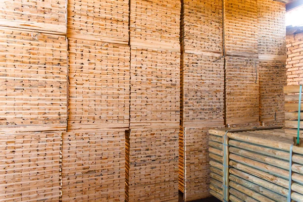 제재소에 기둥들 이었습니다 야외에 제재소에서 판자를 자르기 재봉사 목재로 나무통 — 스톡 사진