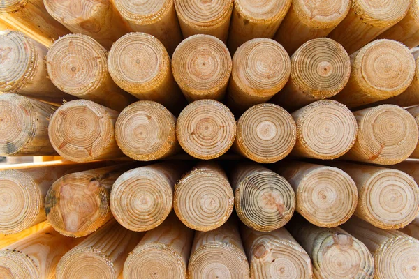 Bakgrund Med Nygjord Träpelare Kolumner Används För Att Installera Staket — Stockfoto