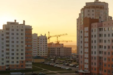 Grodno, Belarus 'taki apartman dairesinin güneş doğuşu sahnesi