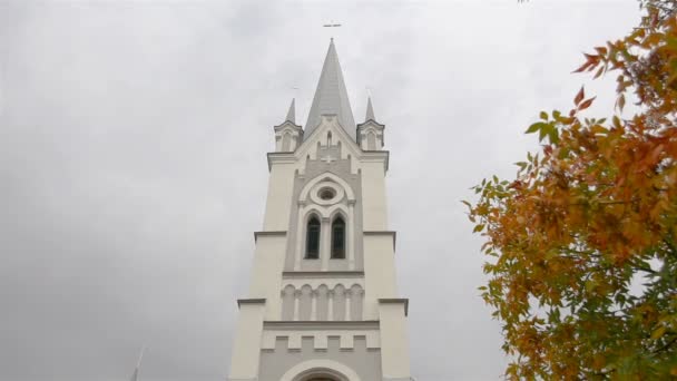 Лютеранська Церква Святого Іоанна Гродно Білорусь Задньому Плані Гілка Попелу — стокове відео