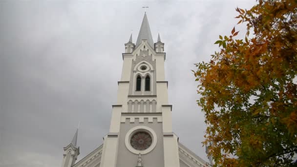 Johannesevangelisk Lutherska Kyrkan Grodno Vitryssland Askkvistar Med Gulnade Blad Höstlandskap — Stockvideo