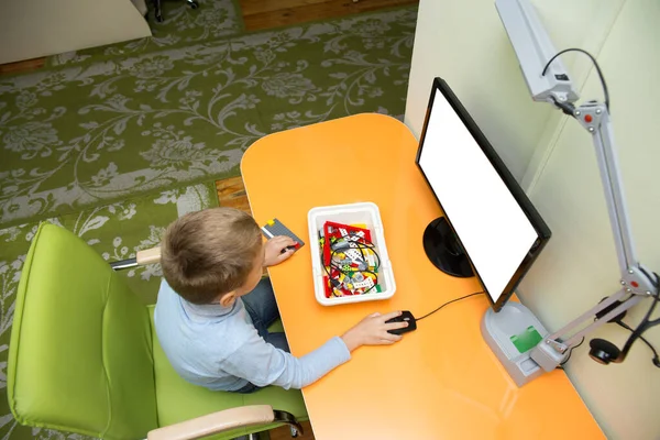 Garoto Caucasiano Com Seus Amigos Aprendendo Usar Computador Escola Tecnologia — Fotografia de Stock