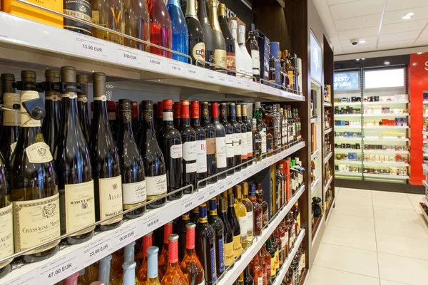 Berestovitsa Bielorrússia Agosto 2019 Prateleiras Com Bebidas Alcoólicas Loja Duty — Fotografia de Stock