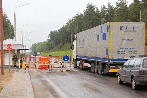 Grodno Weißrussland November 2013 Ein Lkw Überquert Die Weißrussisch Polnische — Stockfoto