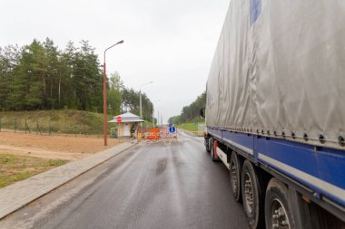 Grodno, Belarus - 15 Kasım 2013: Beyaz Rusya-Polonya sınırını geçen bir kamyon