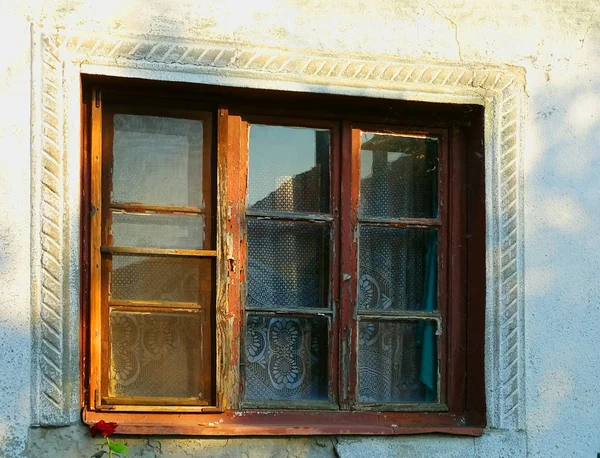 Старое Окно Антикварным Декором Кружево Синий Занавес Отражение Жизни Окном — стоковое фото