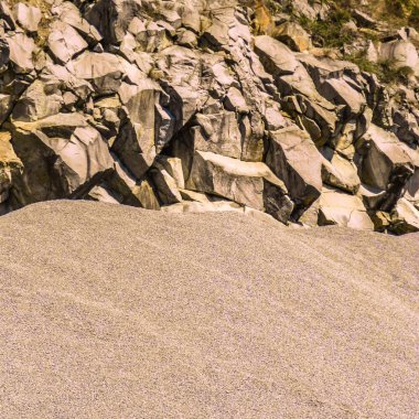 Kazık kum ve kaya küçük bitki örtüsü ile keskin                                 