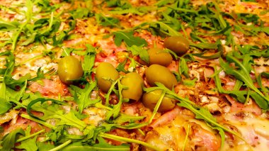 Roka ve zeytin pizza. Sulu ve lezzetli