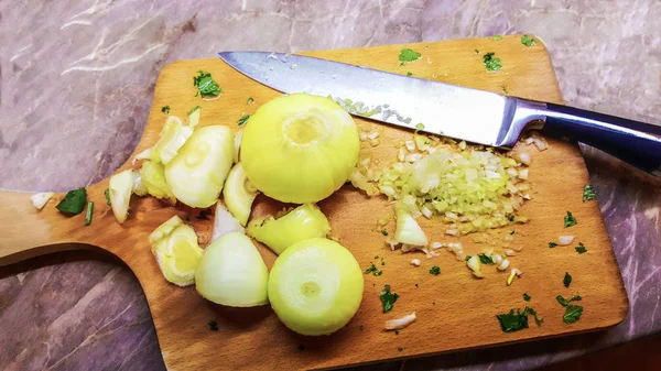 Tabla Madera Hay Una Cebolla Negra Trozos Picada Trozos Pequeños — Foto de Stock