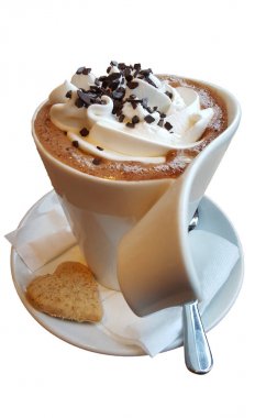 Bir fincan kahve. Krem şanti ve çikolata kırıntıları ile Kahve